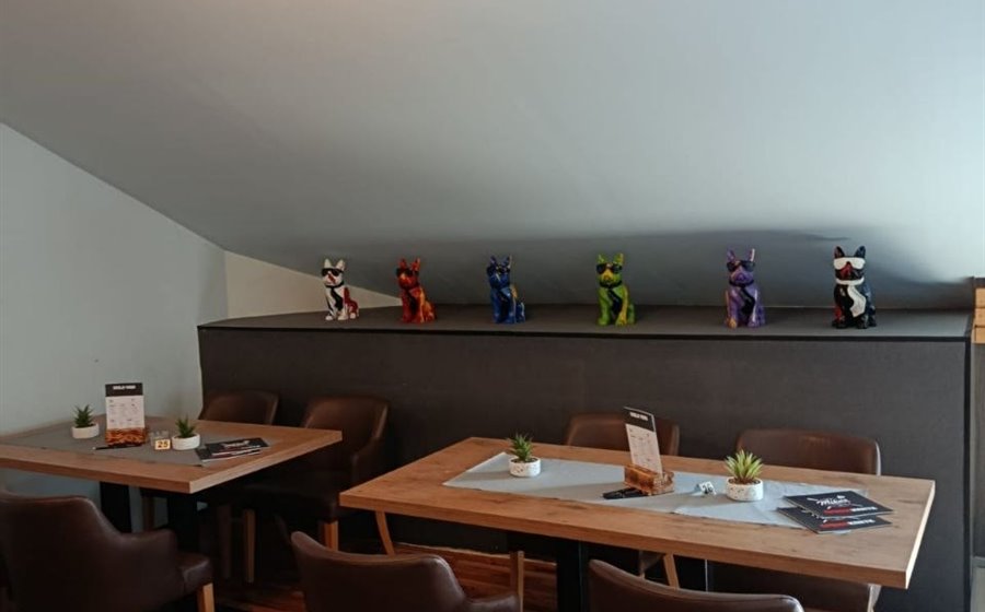 Sitzbereich bei Mike's Diner und Sportsbar